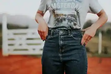 woman wearing mom jeans and tee